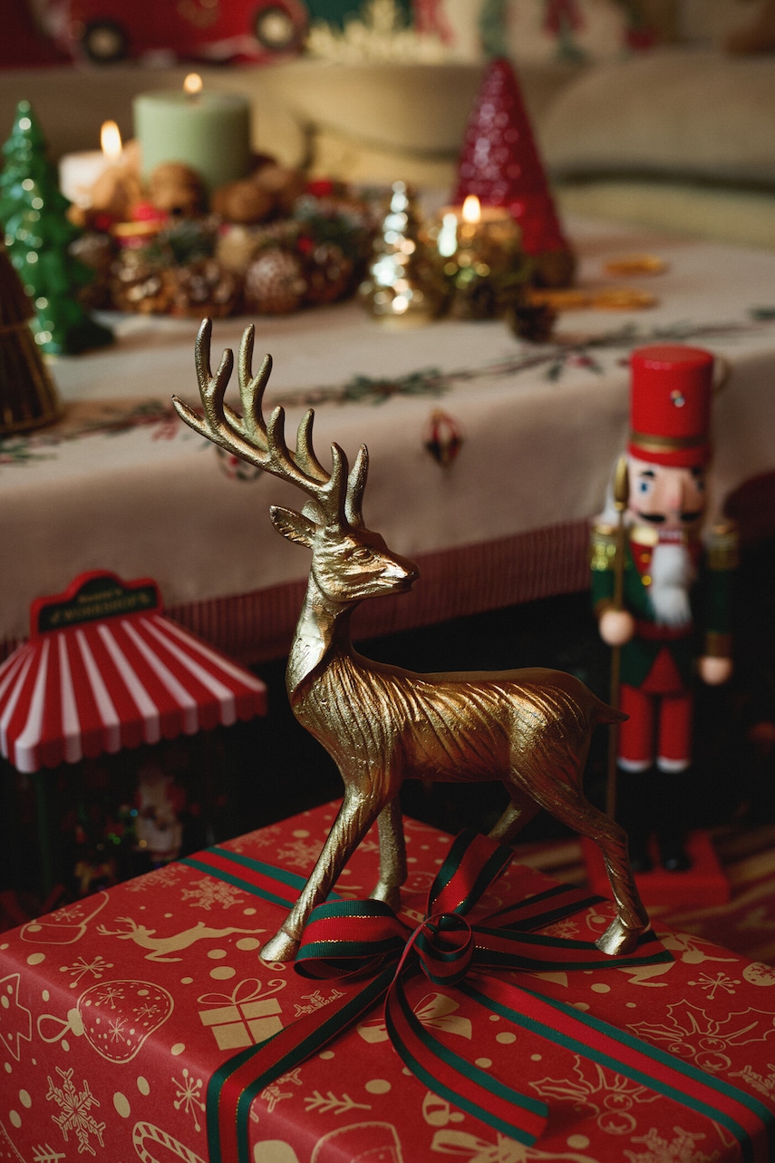 Medicine figurina decorativa culoarea auriu