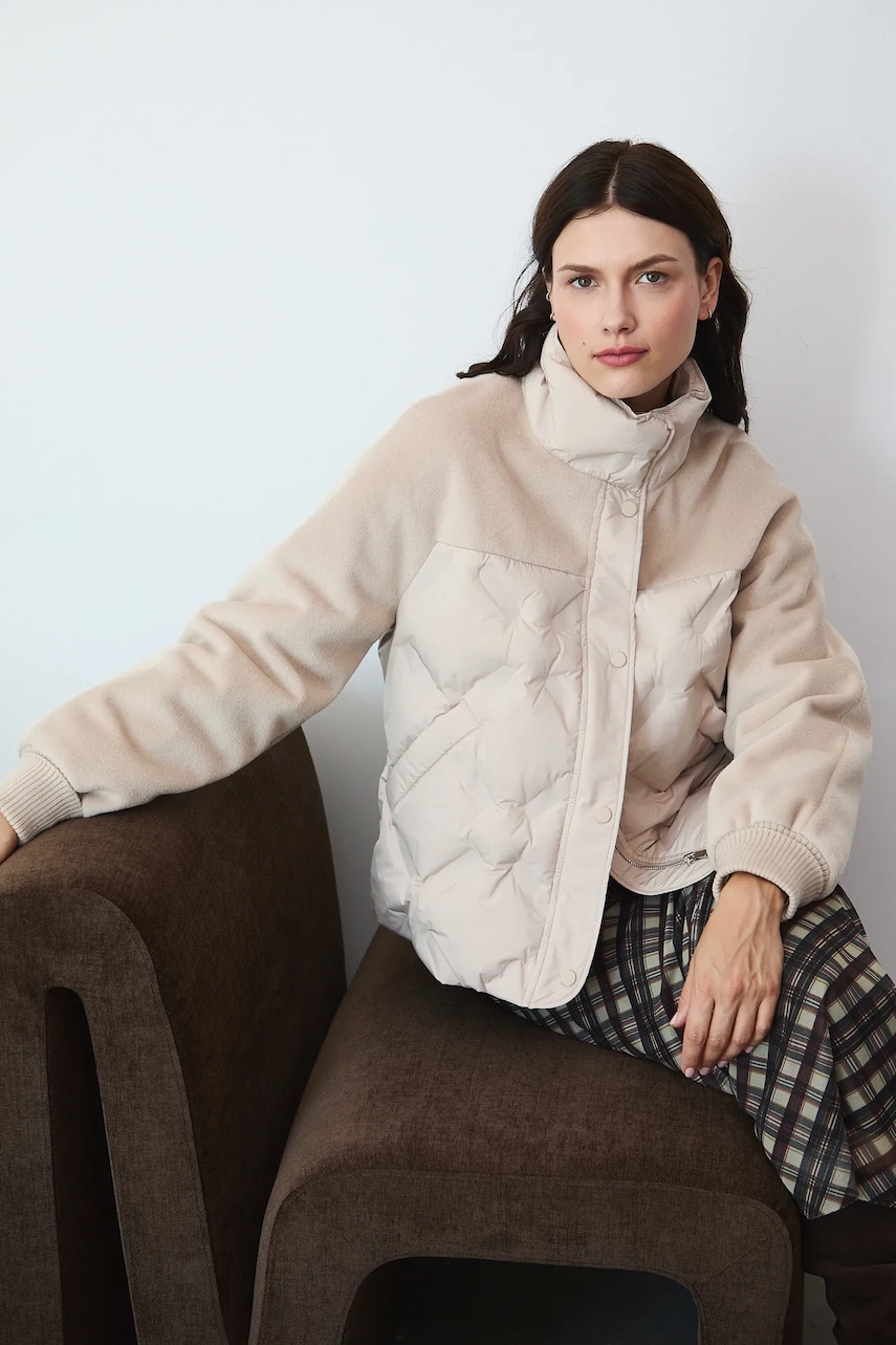 Medicine geaca culoarea bej