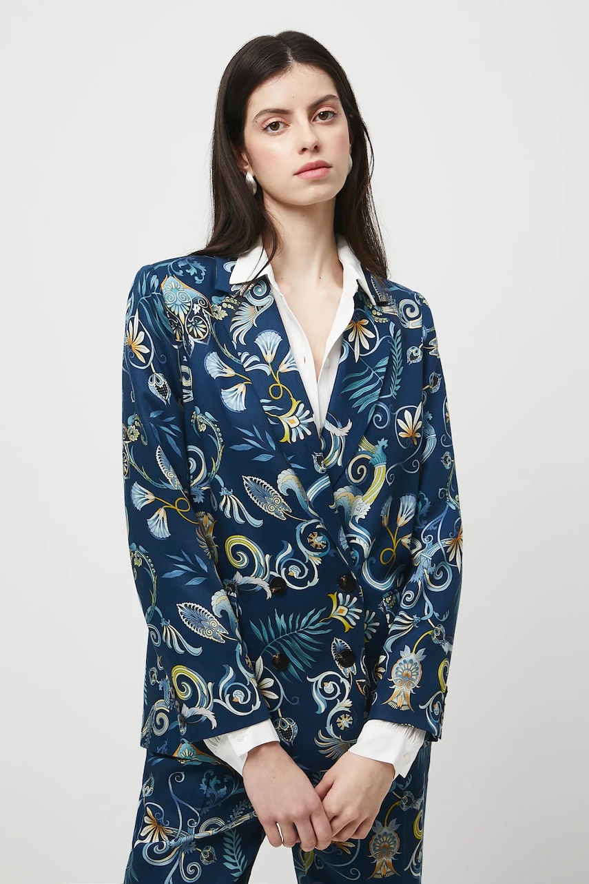 Medicine sacou culoarea bleumarin