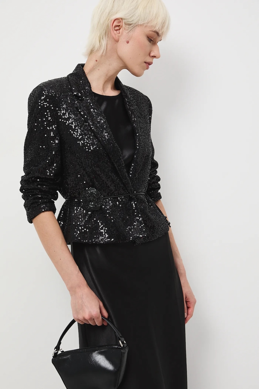 Medicine sacou culoarea negru