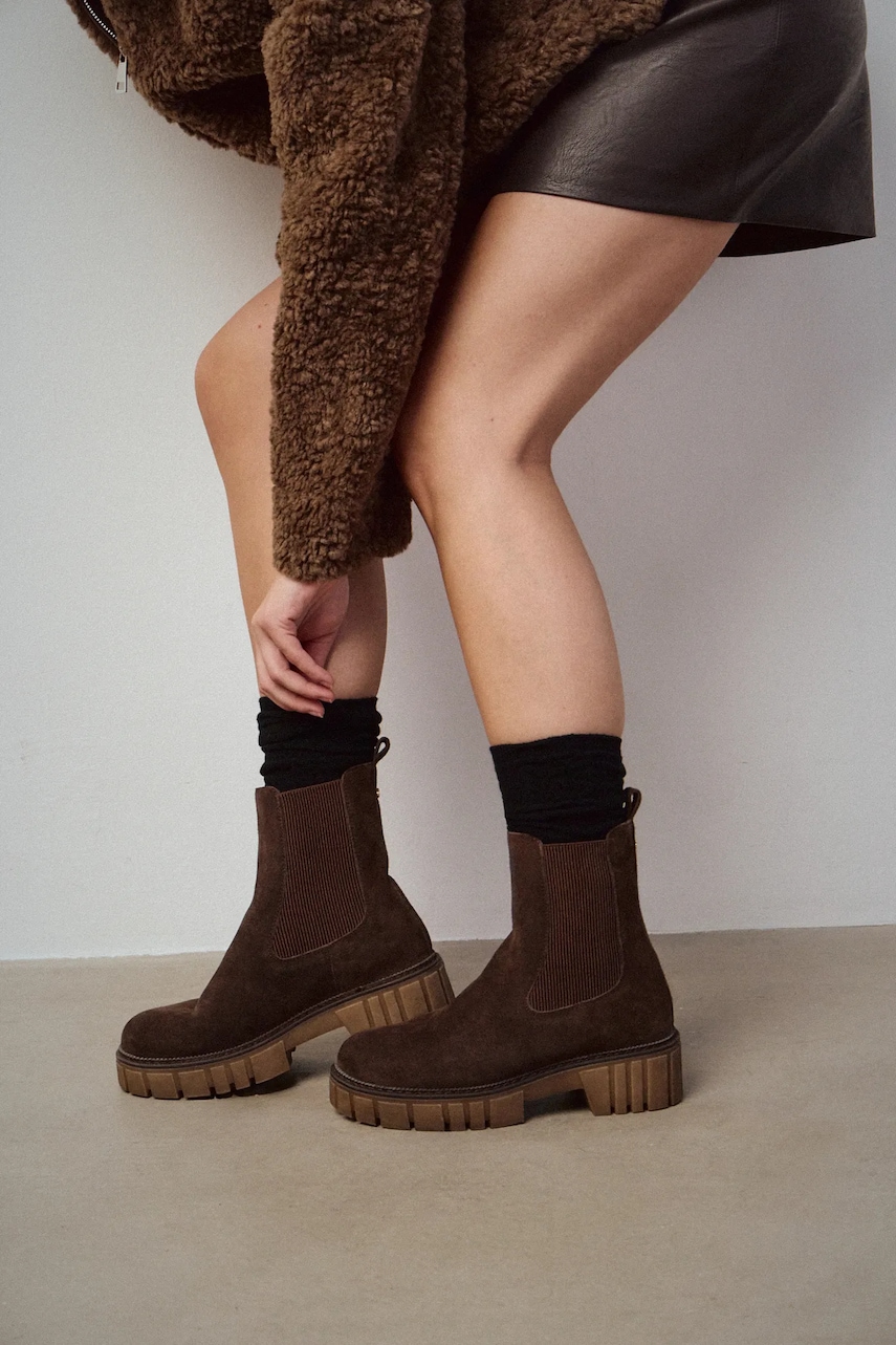 Medicine cizme din piele intoarsa culoarea maro, cu platforma