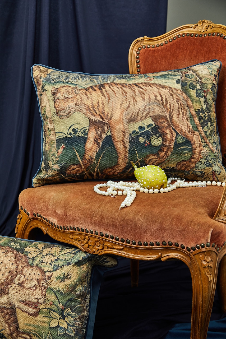 Medicine fata de perna decorativa