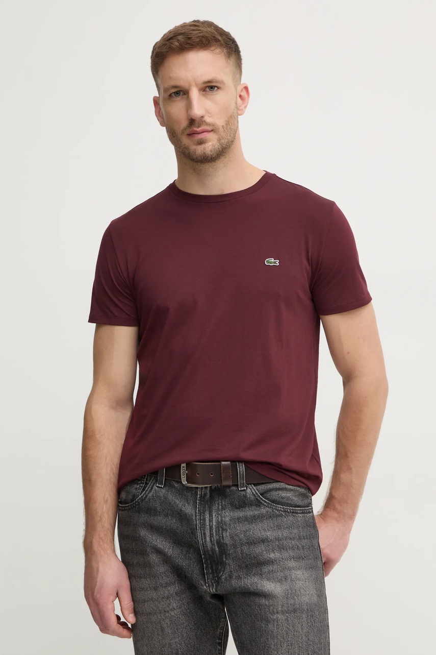 

Памучна тениска Lacoste в бордо с изчистен дизайн
