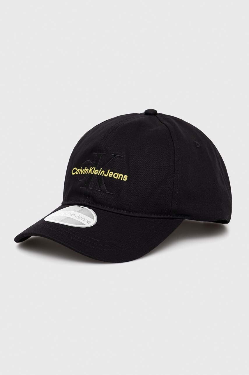 

Шапка Calvin Klein Jeans в черно с изчистен дизайн, Черен
