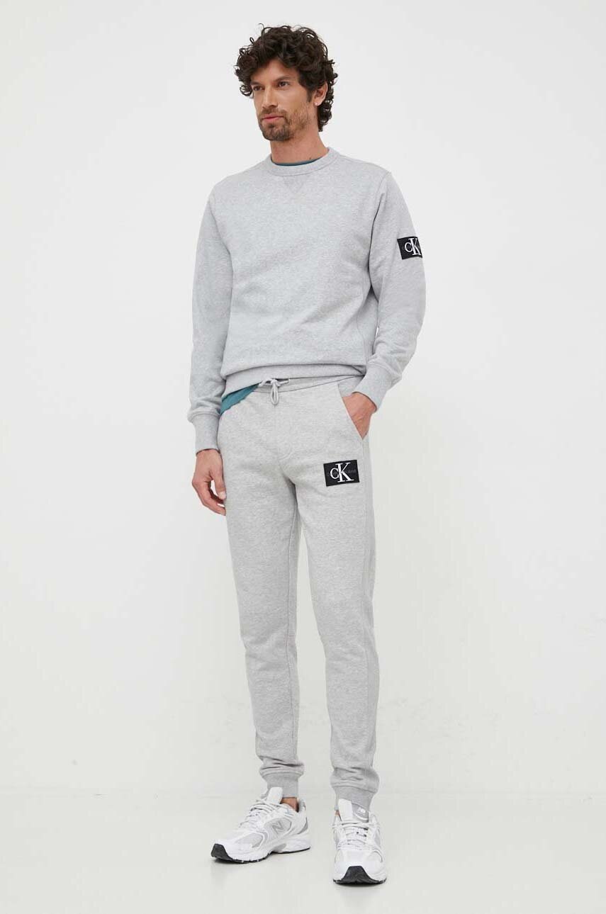 

Панталон Calvin Klein Jeans в сиво с изчистен дизайн, Сив