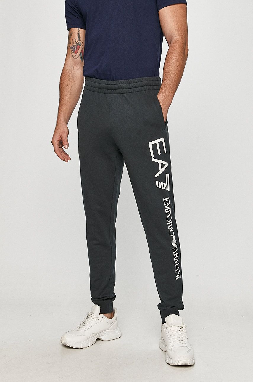 EA7 Emporio Armani Pantaloni bărbați, culoarea albastru marin, cu imprimeu answear imagine noua
