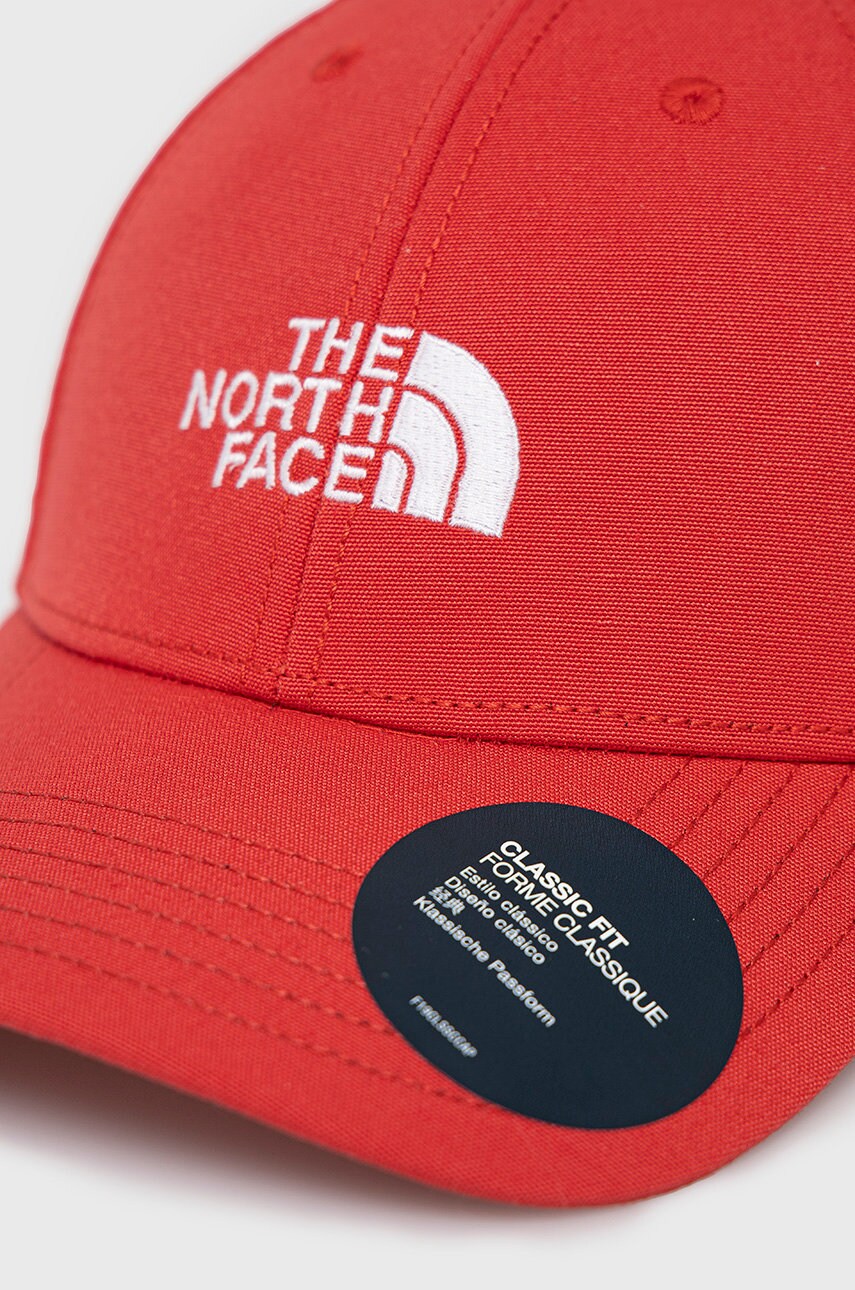 

Шапка The North Face цвет красный с аппликацией