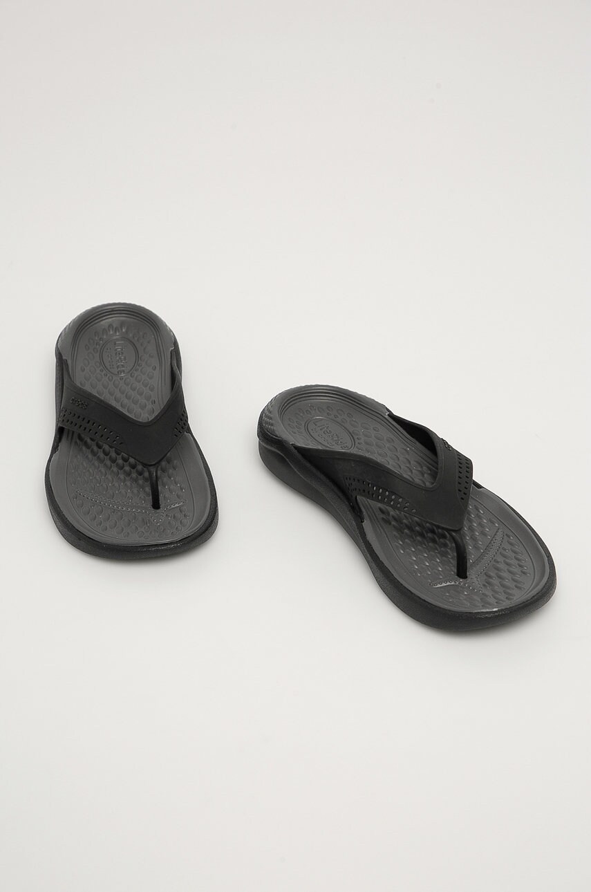 

Вьетнамки Crocs цвет чёрный на плоском ходу