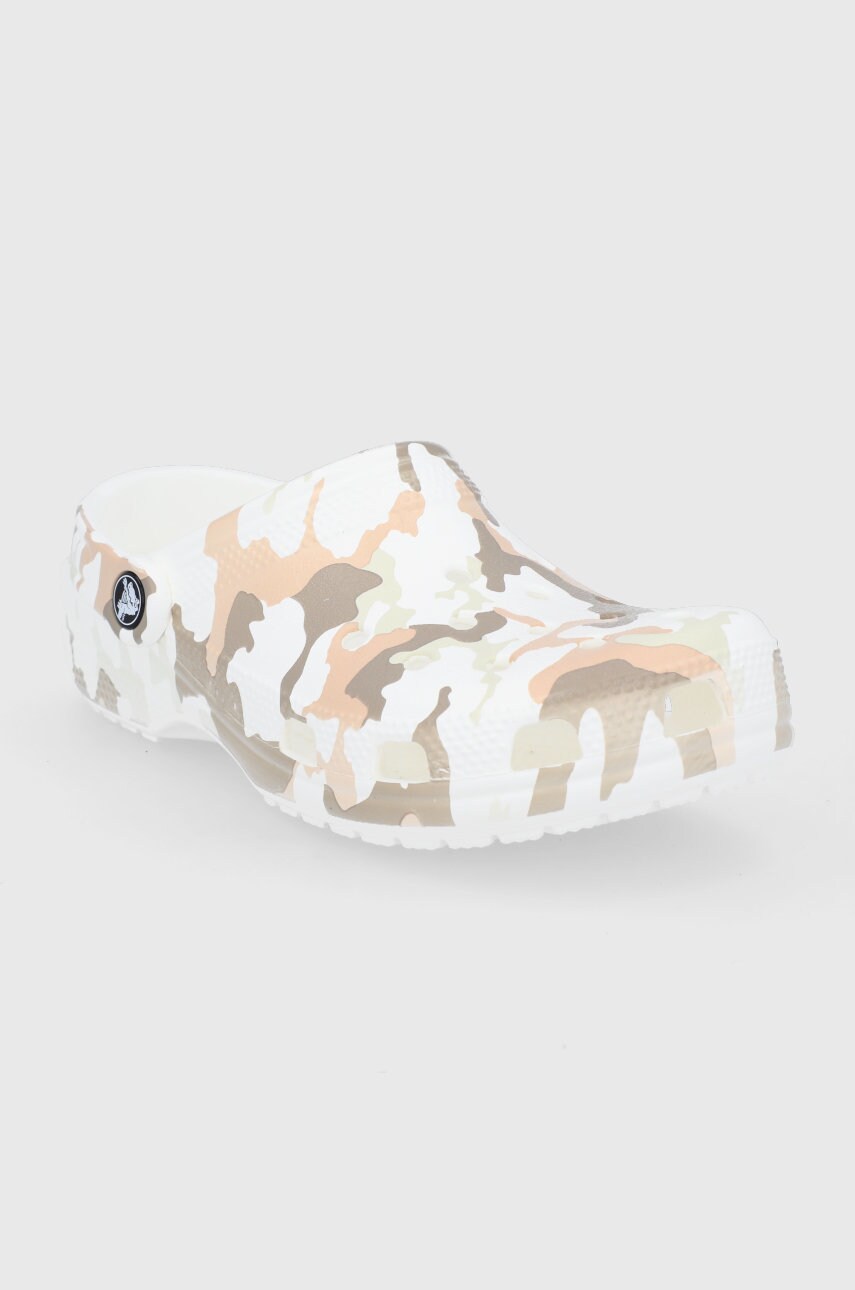 

Шльопанці Crocs колір бежевий