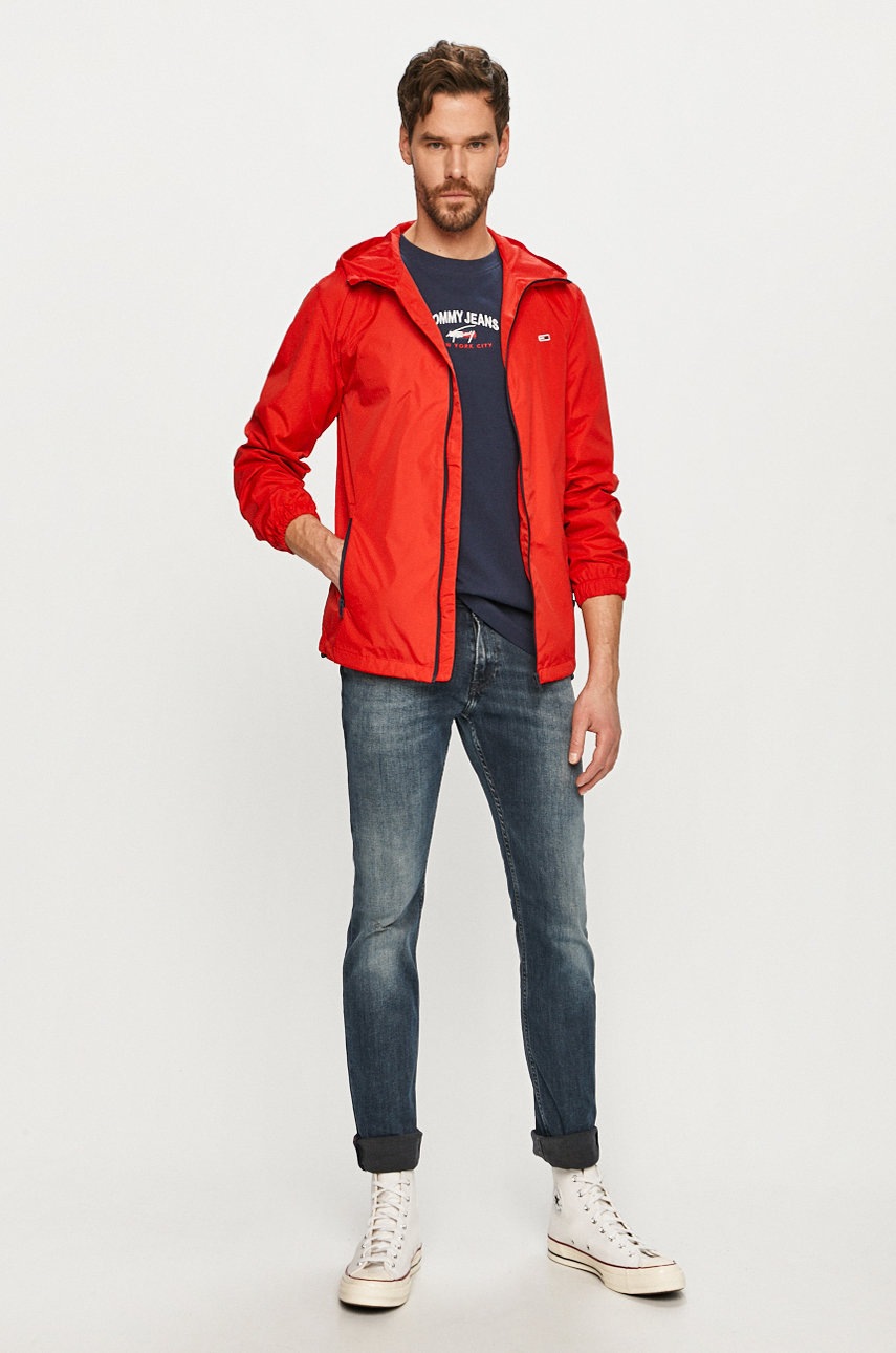 

Куртка Tommy Jeans цвет красный переходная