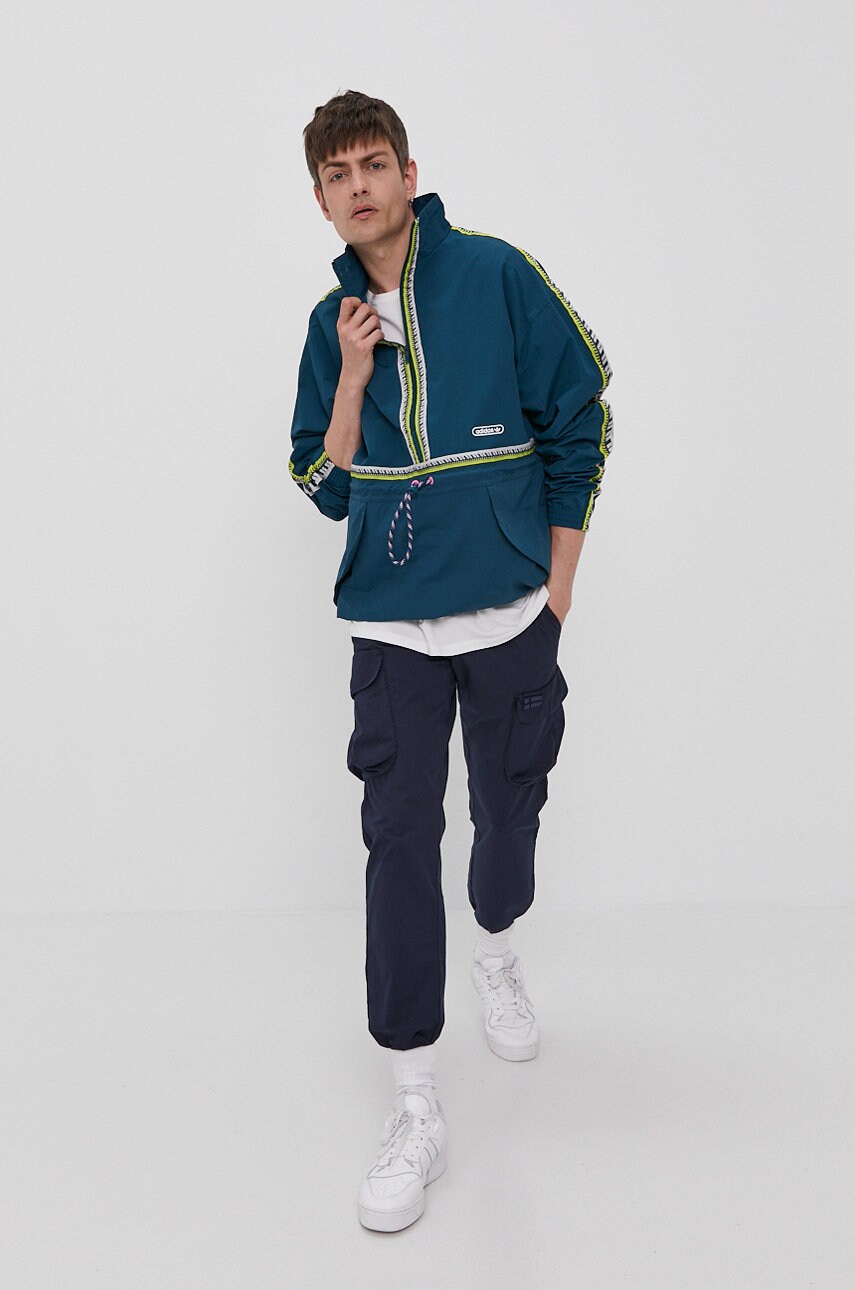 

Куртка adidas Originals чоловіча колір зелений перехідна