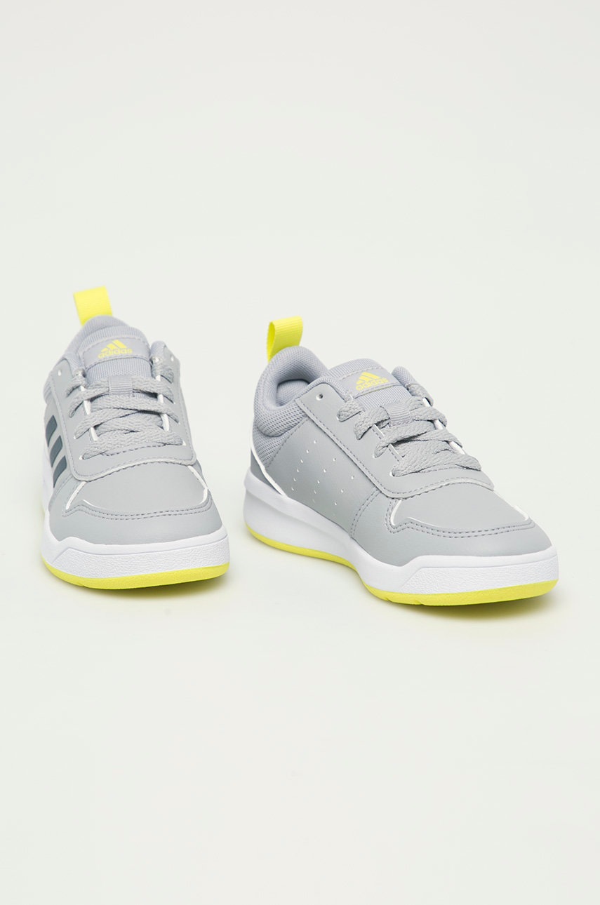 

Дитячі черевики adidas колір сірий