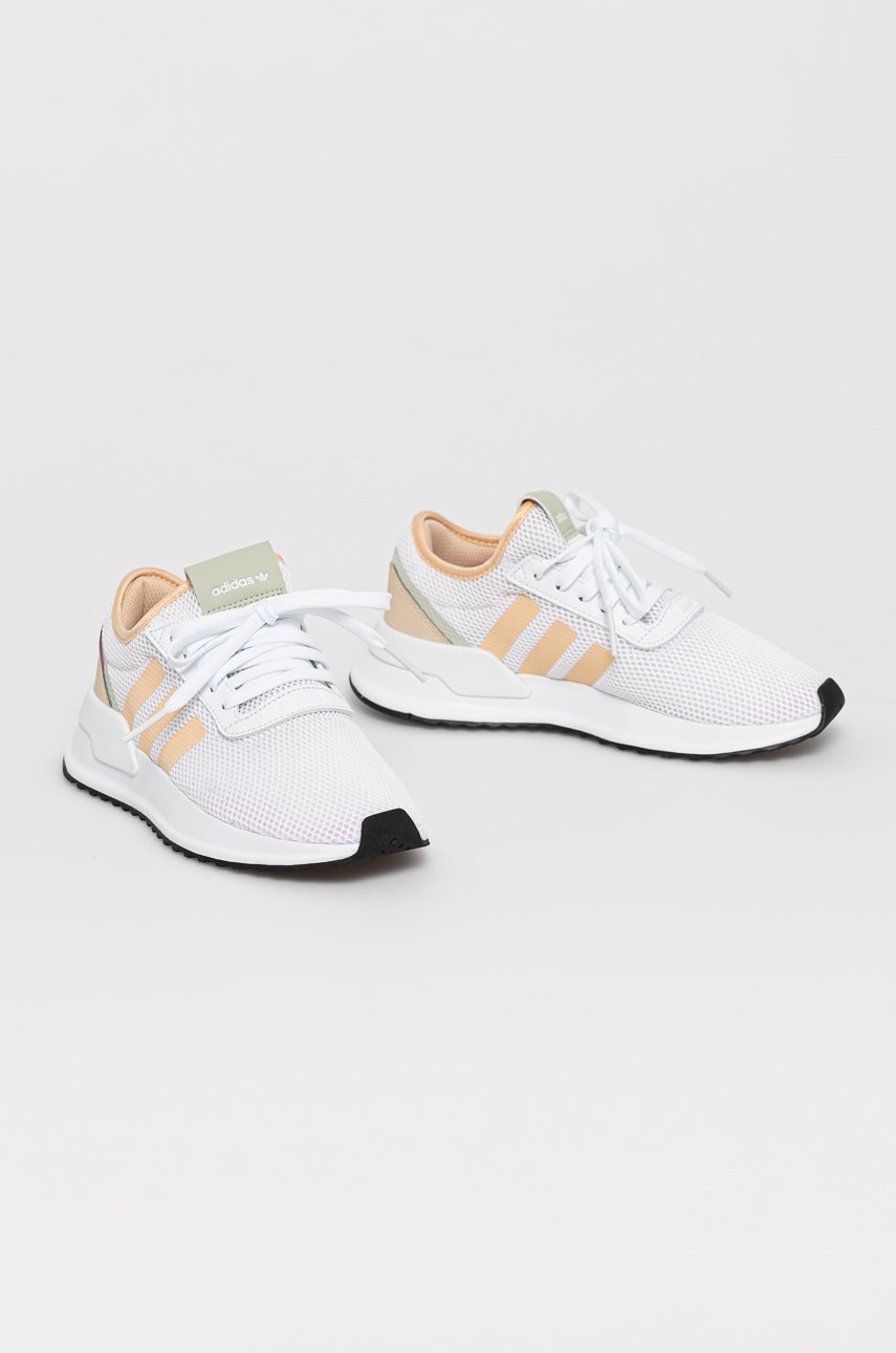 

Ботинки adidas Originals цвет белый на плоском ходу