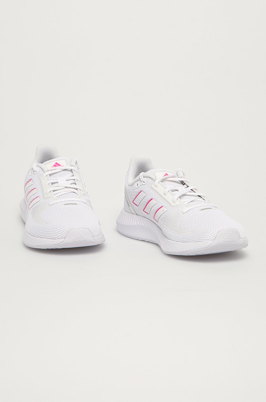 

Ботинки adidas цвет белый на плоском ходу