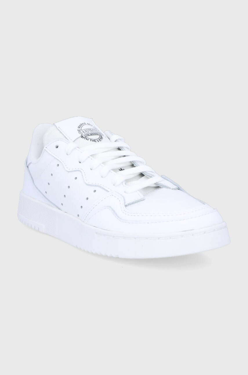 

Кожаные ботинки adidas Originals SUPERCOURT цвет белый на плоском ходу