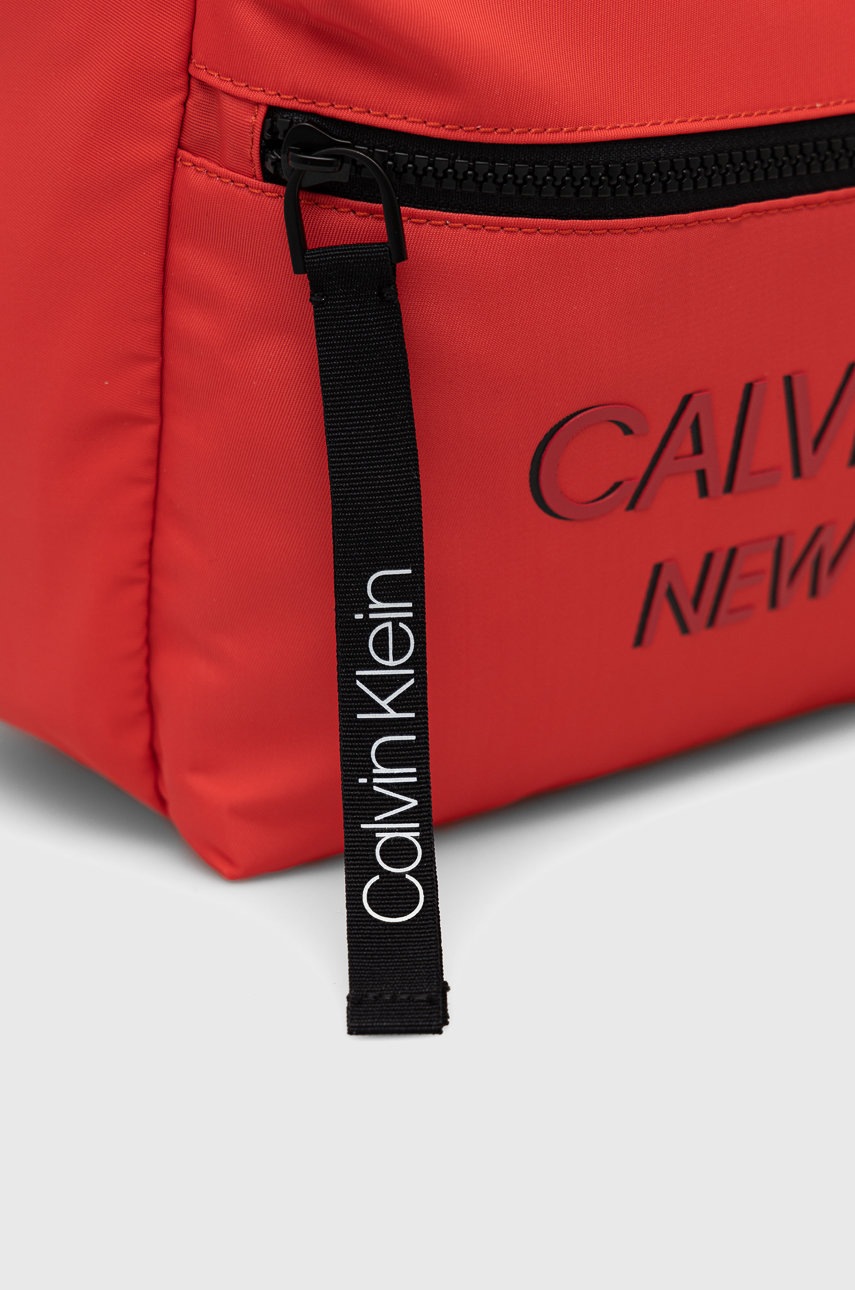 

Рюкзак Calvin Klein мужской цвет красный большой с аппликацией