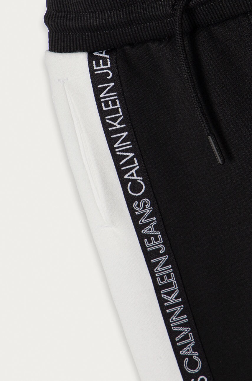 

Детские брюки Calvin Klein Jeans цвет чёрный с аппликацией
