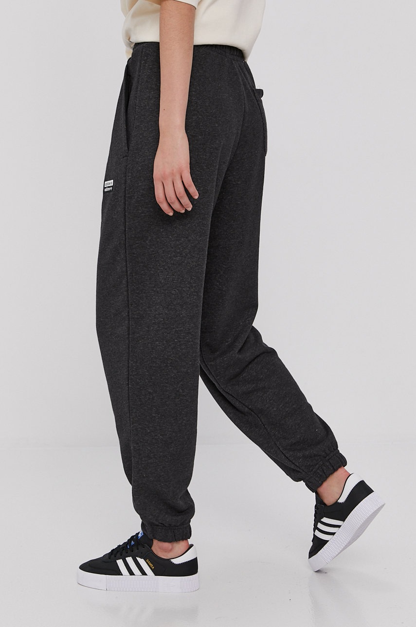 

Штани adidas Originals жіночі колір сірий гладкі