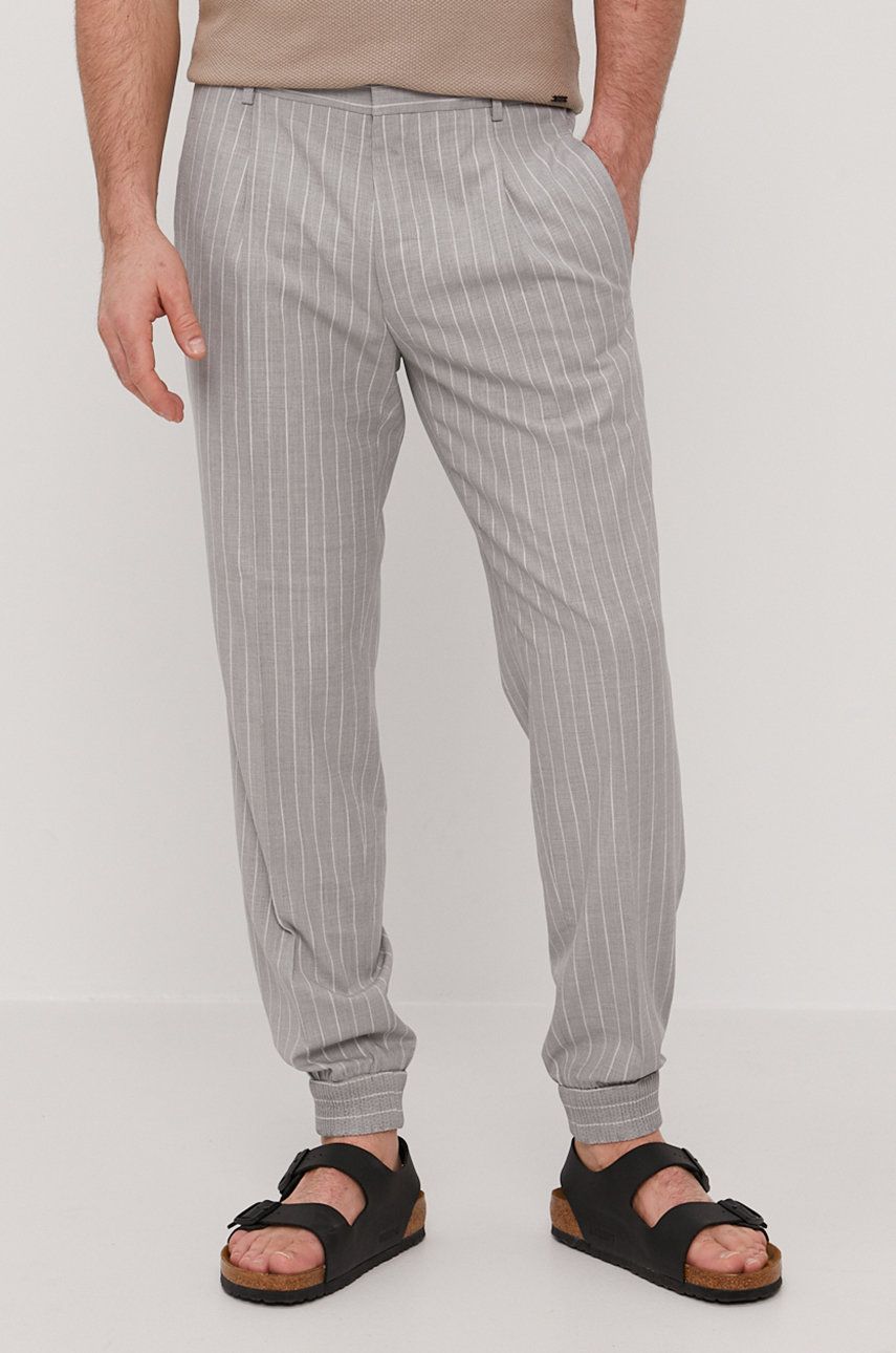 Hugo Pantaloni bărbați, culoarea gri, jogger answear.ro