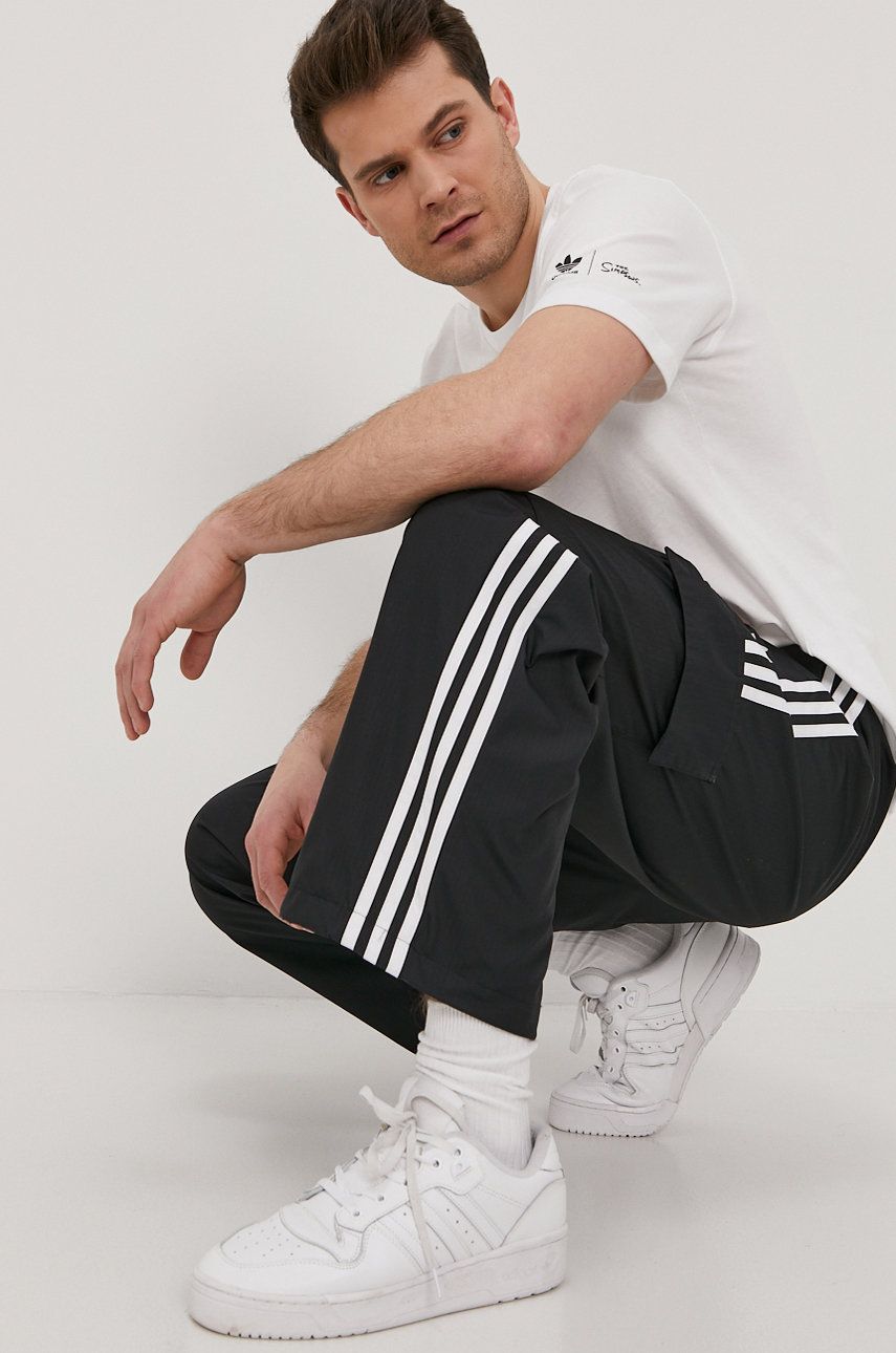 Adidas Originals Pantaloni bărbați, culoarea negru, cu fason cargo adidas Originals