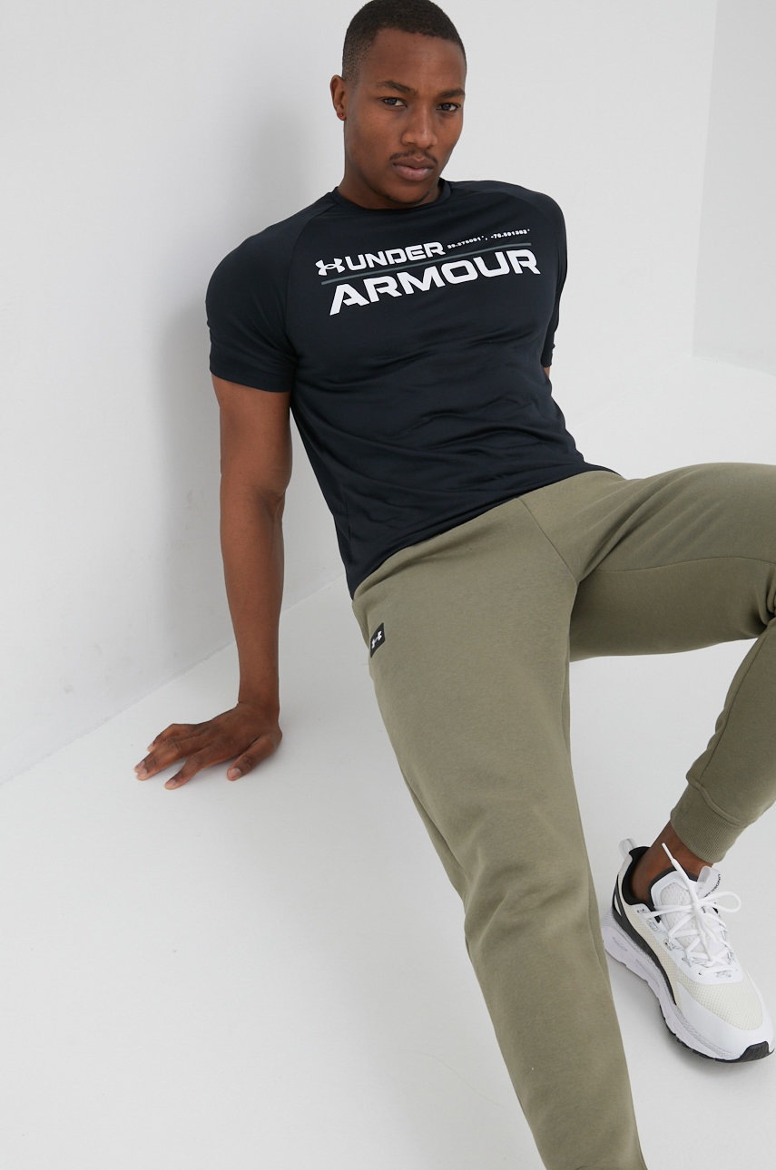 

Брюки Under Armour 1357128 мужские цвет зелёный однотонные