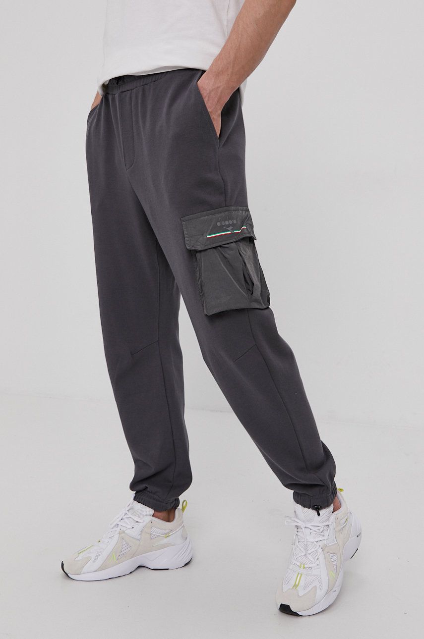 Diadora Pantaloni bărbați, culoarea gri, material neted answear imagine noua