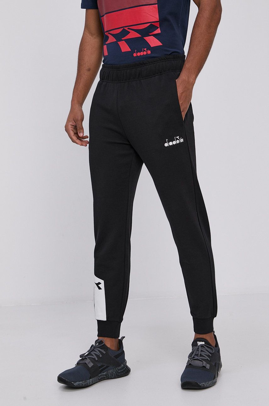 Diadora Pantaloni bărbați, culoarea negru, material neted answear imagine noua