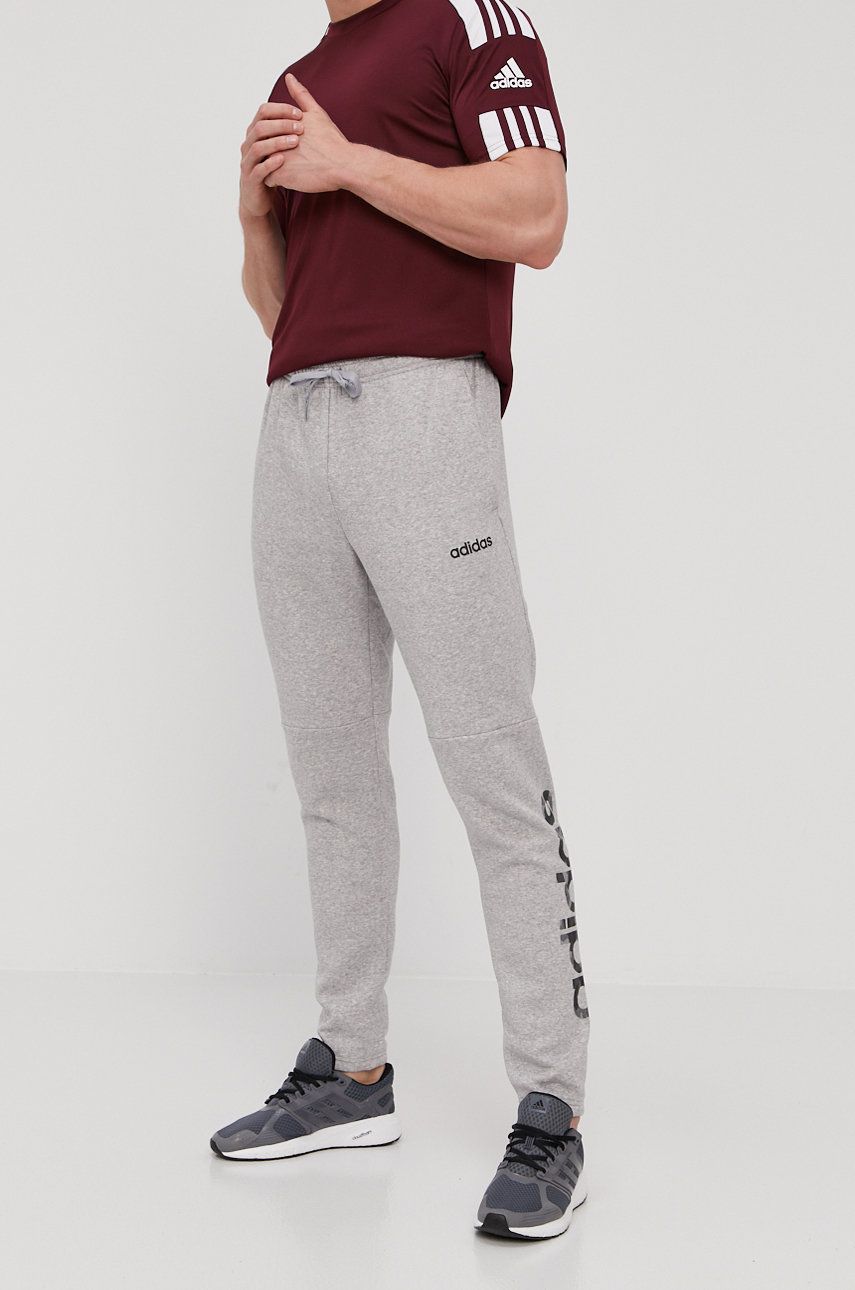 Adidas Pantaloni bărbați, culoarea gri, cu imprimeu adidas