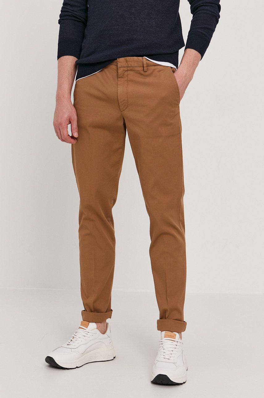 Boss Pantaloni bărbați, culoarea bej, model drept answear imagine noua