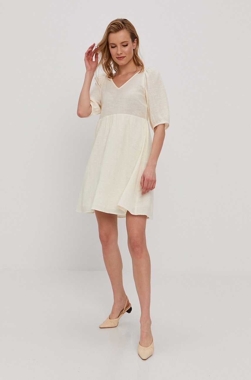 

Платье Vero Moda цвет кремовый mini расклешённое