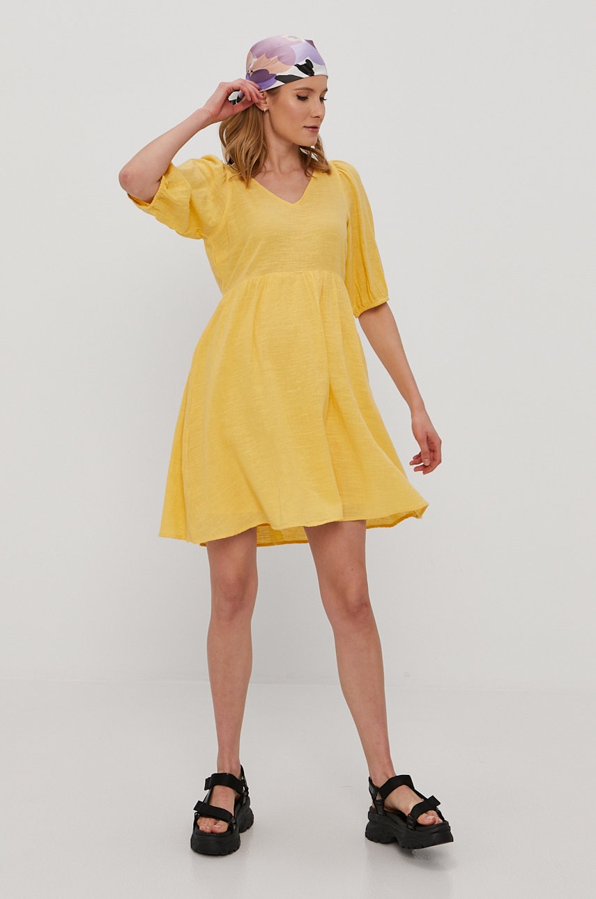 

Платье Vero Moda цвет жёлтый mini расклешённое