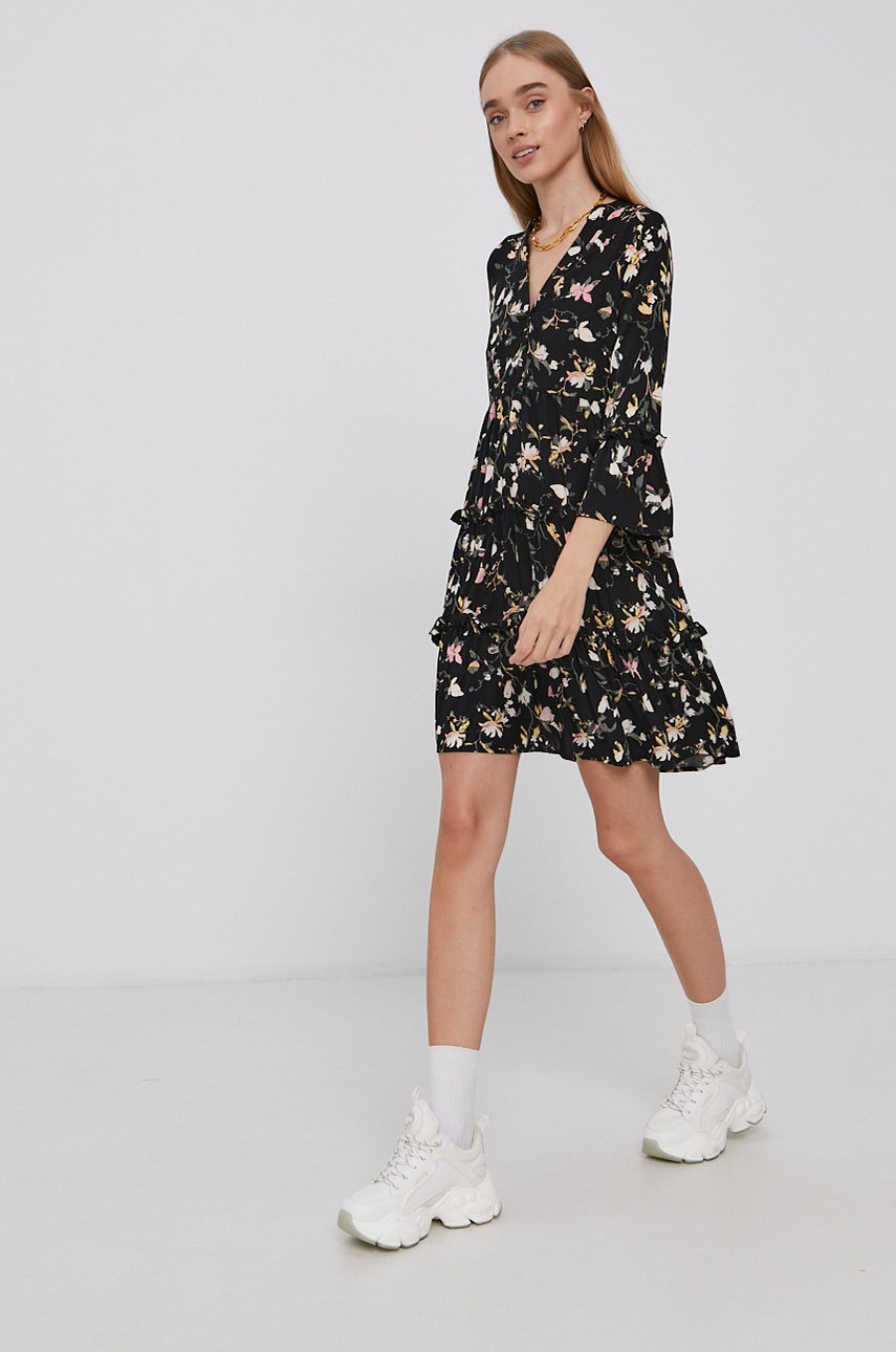 

Платье Vero Moda цвет чёрный mini расклешённое