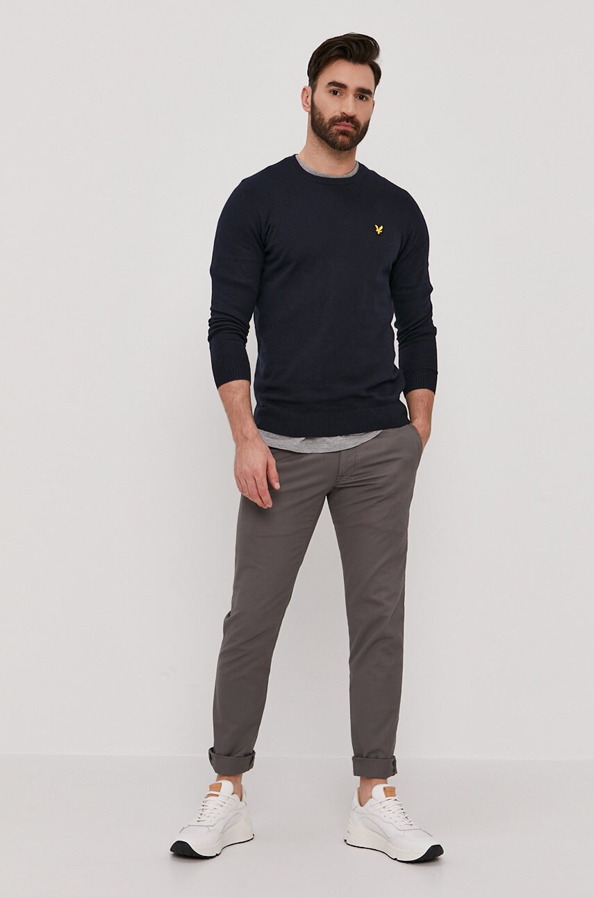 

Светр Lyle & Scott чоловічий колір синій легкий