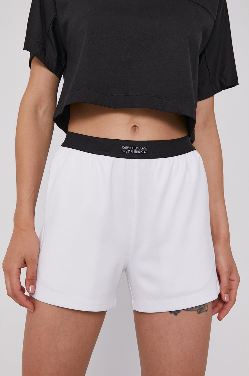 

Къс панталон Calvin Klein Jeans дамски в бяло с изчистен дизайн със стандартна талия, Бял
