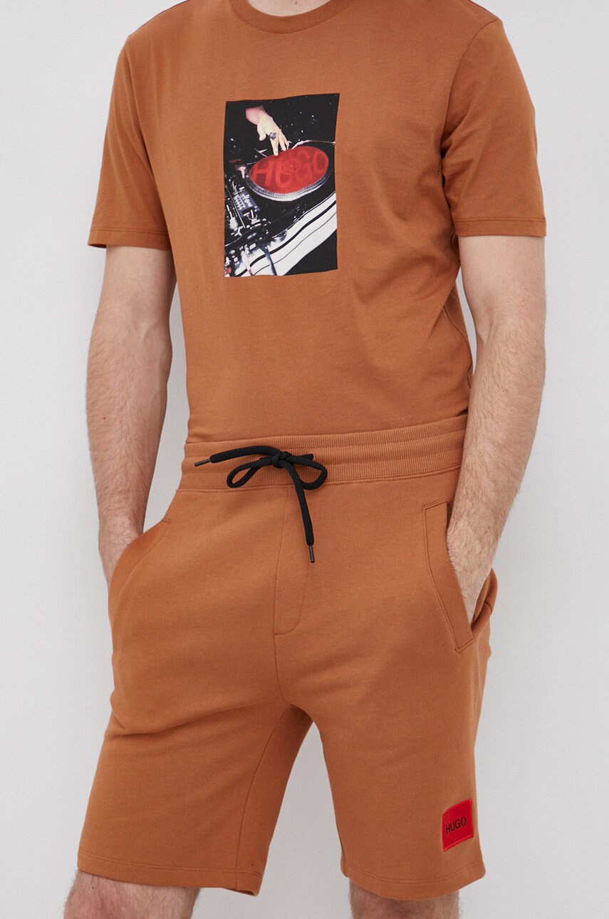 Hugo pantaloni scurți din bumbac bărbați, culoarea maro
