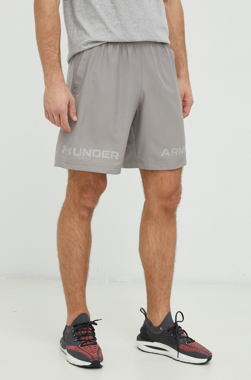 

Къс панталон Under Armour в сиво, Сив