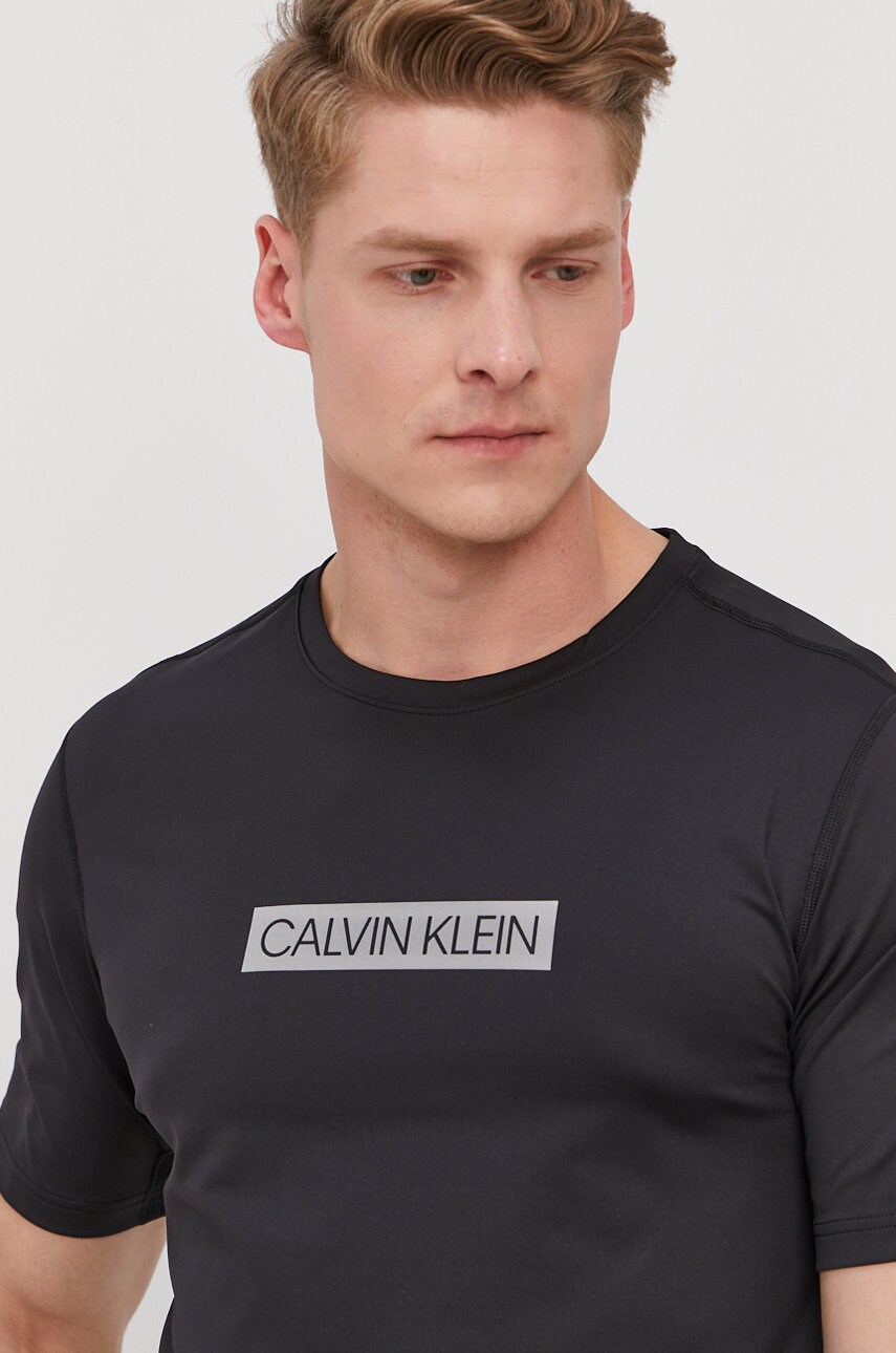 

Футболка Calvin Klein Performance мужская цвет чёрный с принтом