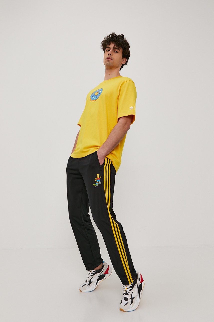 

Футболка adidas Originals чоловіча колір жовтий з принтом