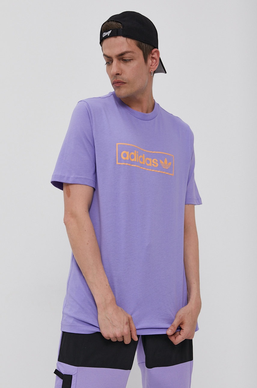 

Футболка adidas Originals чоловіча колір фіолетовий з принтом