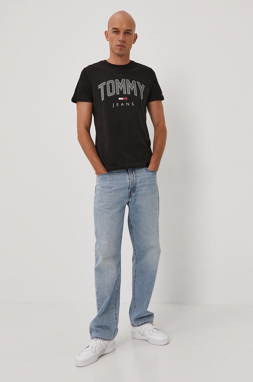 

Футболка Tommy Jeans мужская цвет чёрный с принтом