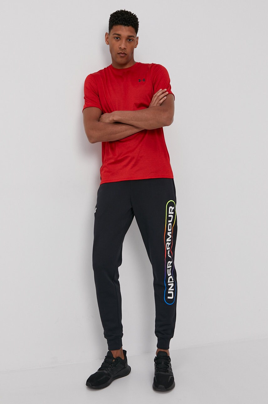 

Футболка Under Armour 1361426 чоловіча колір червоний гладкий
