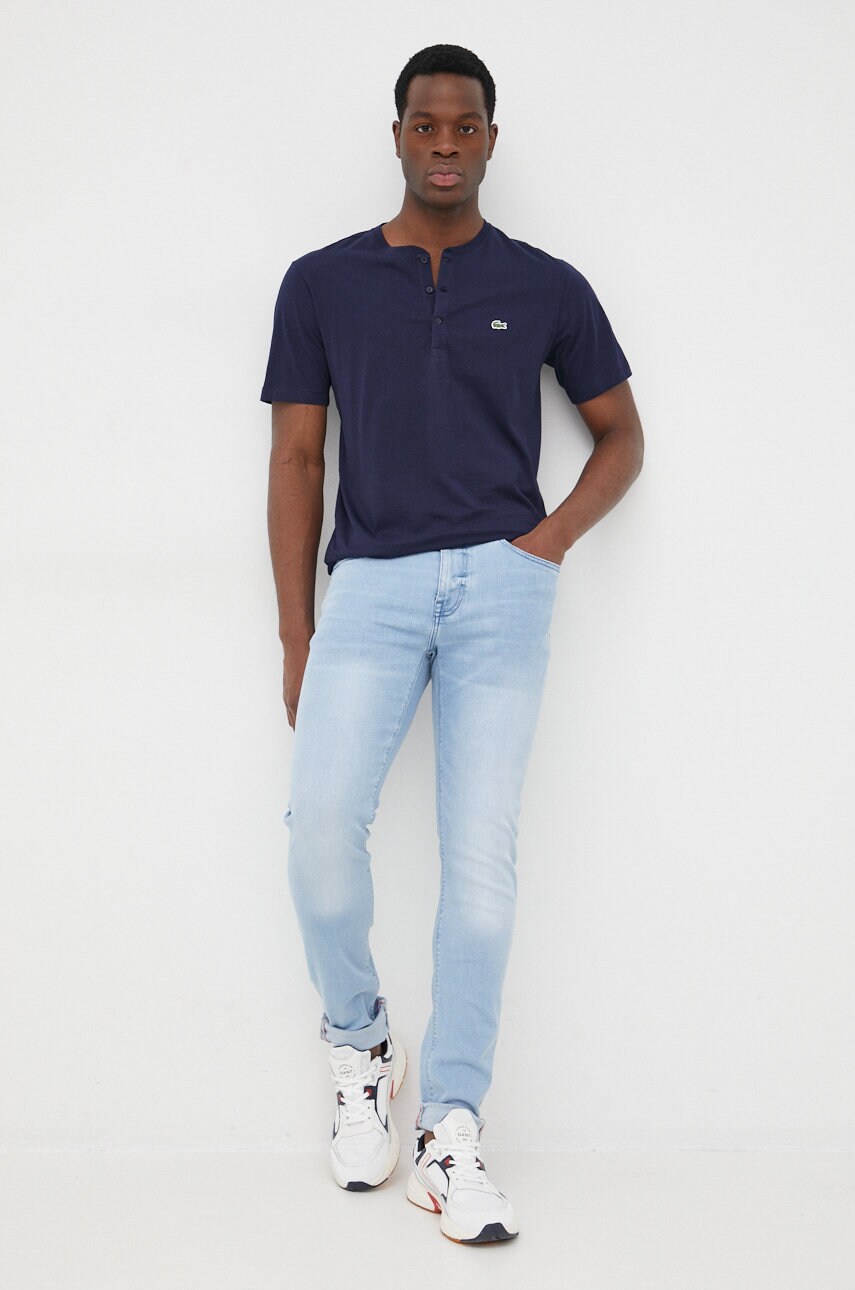 

Футболка Lacoste чоловічий колір синій однотонний