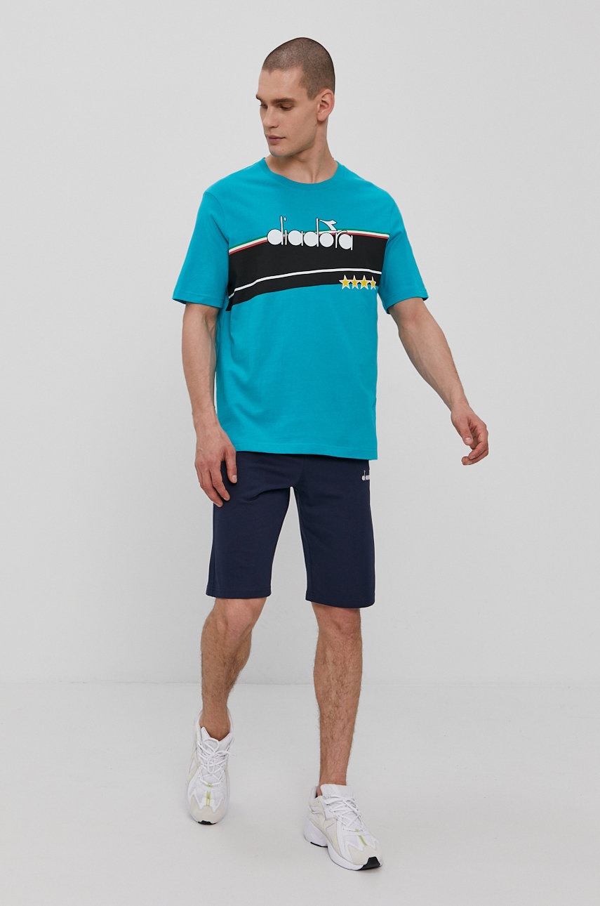 

Футболка Diadora мужская цвет бирюзовый с принтом