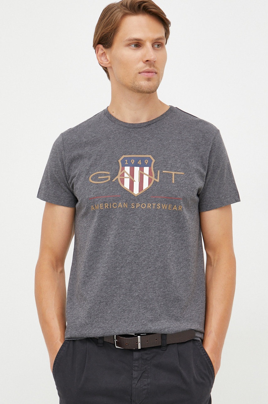 

Памучна тениска Gant в сиво с принт, Сив