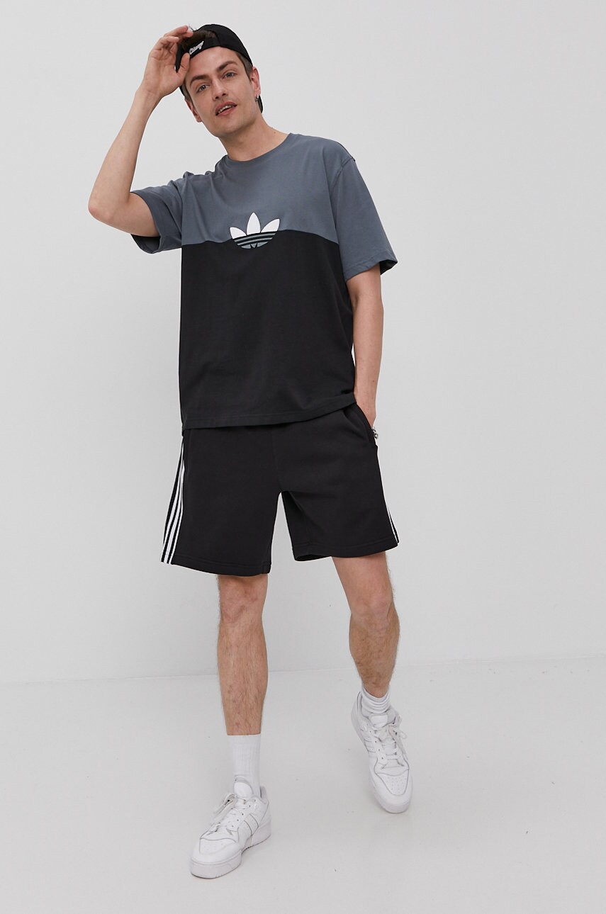 

Футболка adidas Originals мужская цвет чёрный с аппликацией