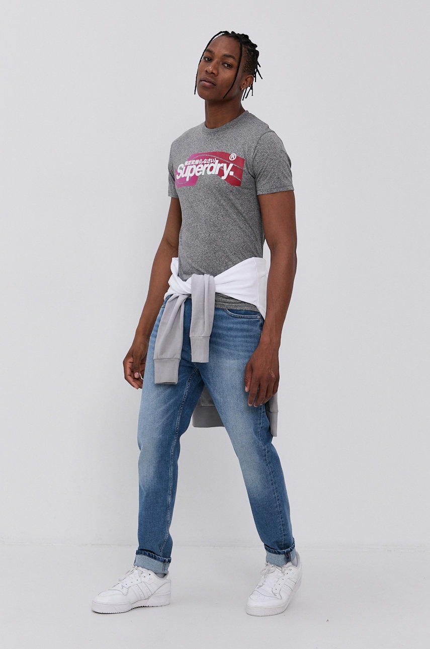

Футболка Superdry мужская цвет серый с принтом