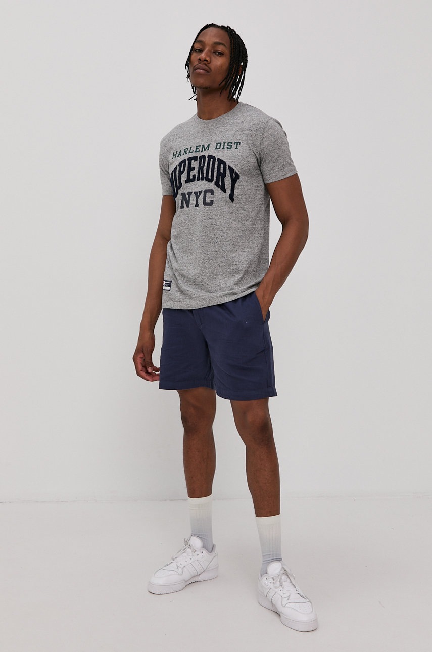 

Футболка Superdry чоловіча колір сірий з аплікацією