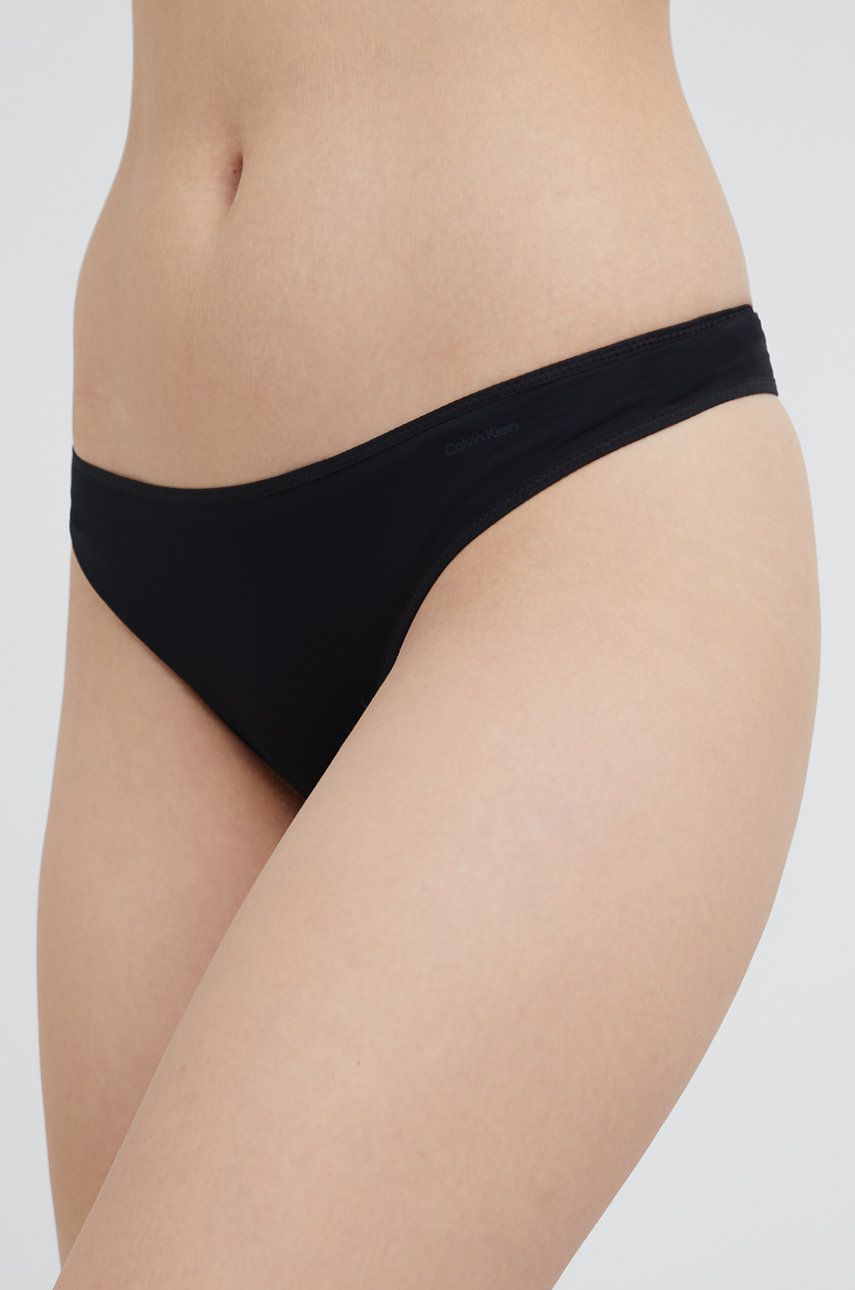 Levně Tanga Calvin Klein Underwear černá barva, 000QF6816E