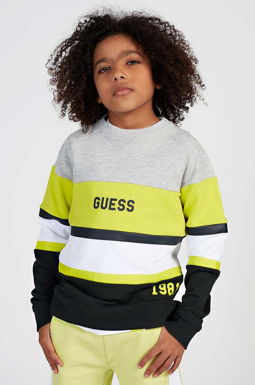 

Детски памучен суичър Guess в сиво с принт, Сив