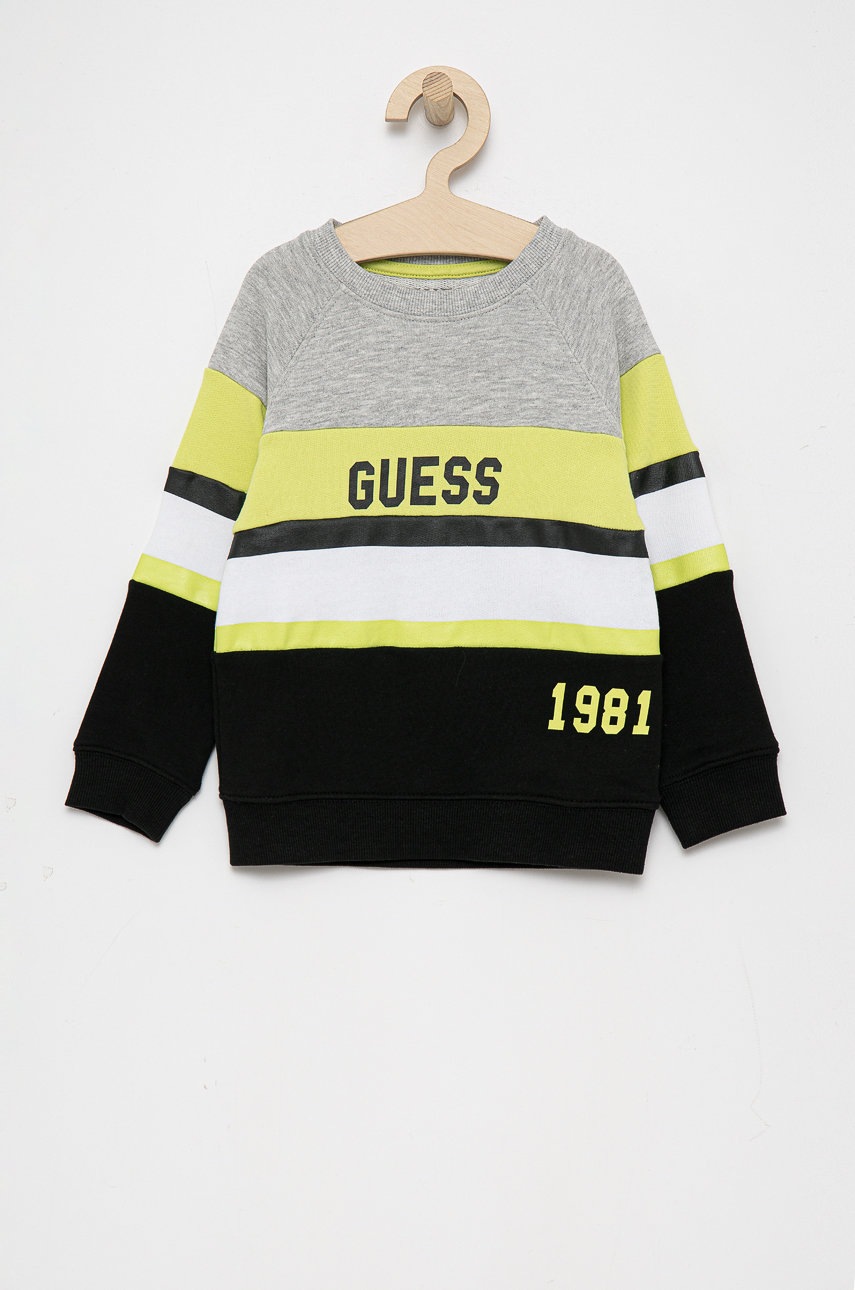 

Детски памучен суичър Guess в сиво с принт, Сив
